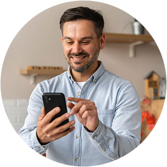 Mann tippt auf einem Smartphone.